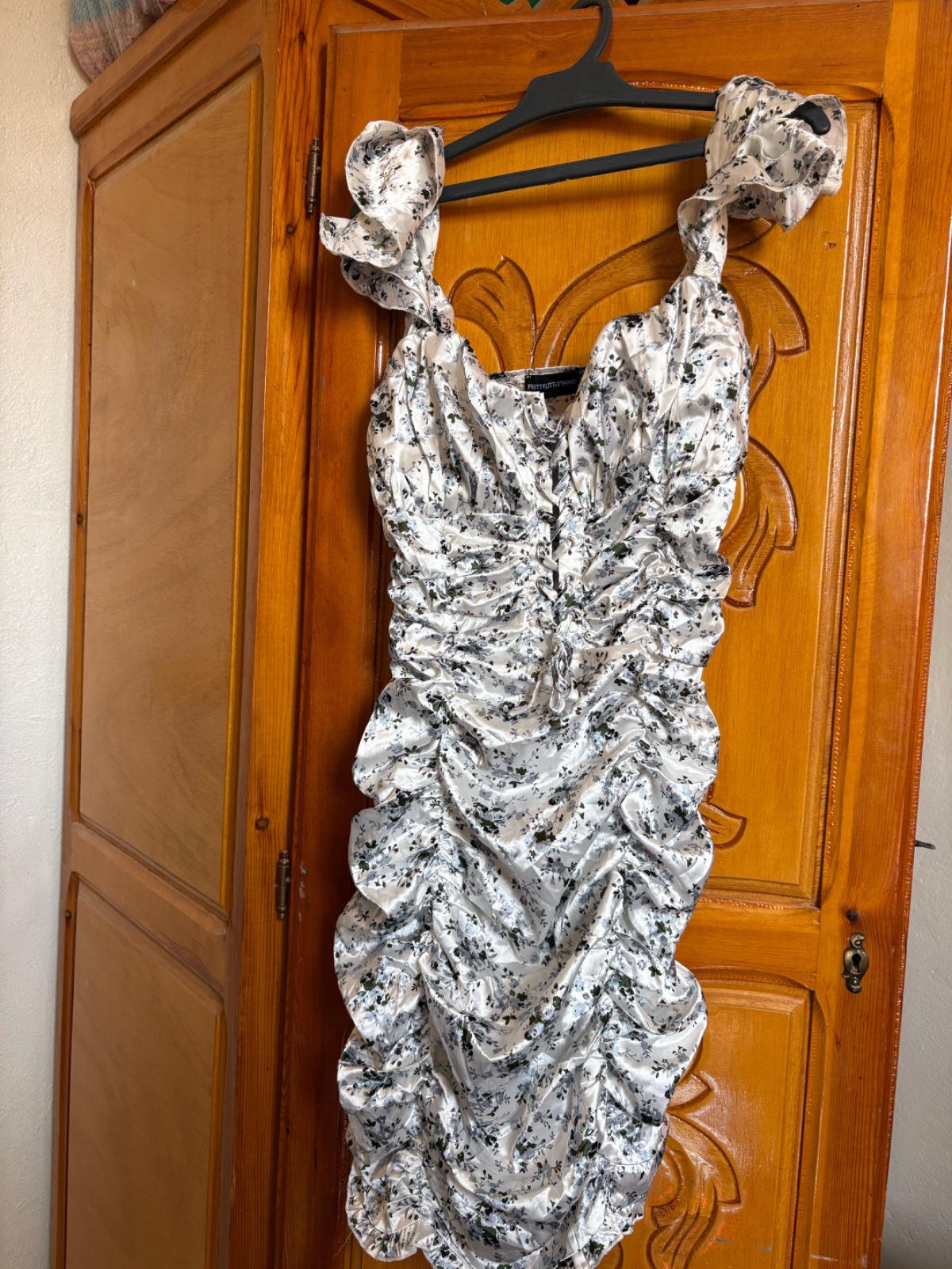 Jolie robe satinèe prettylittlething taille m gris comme neuf  