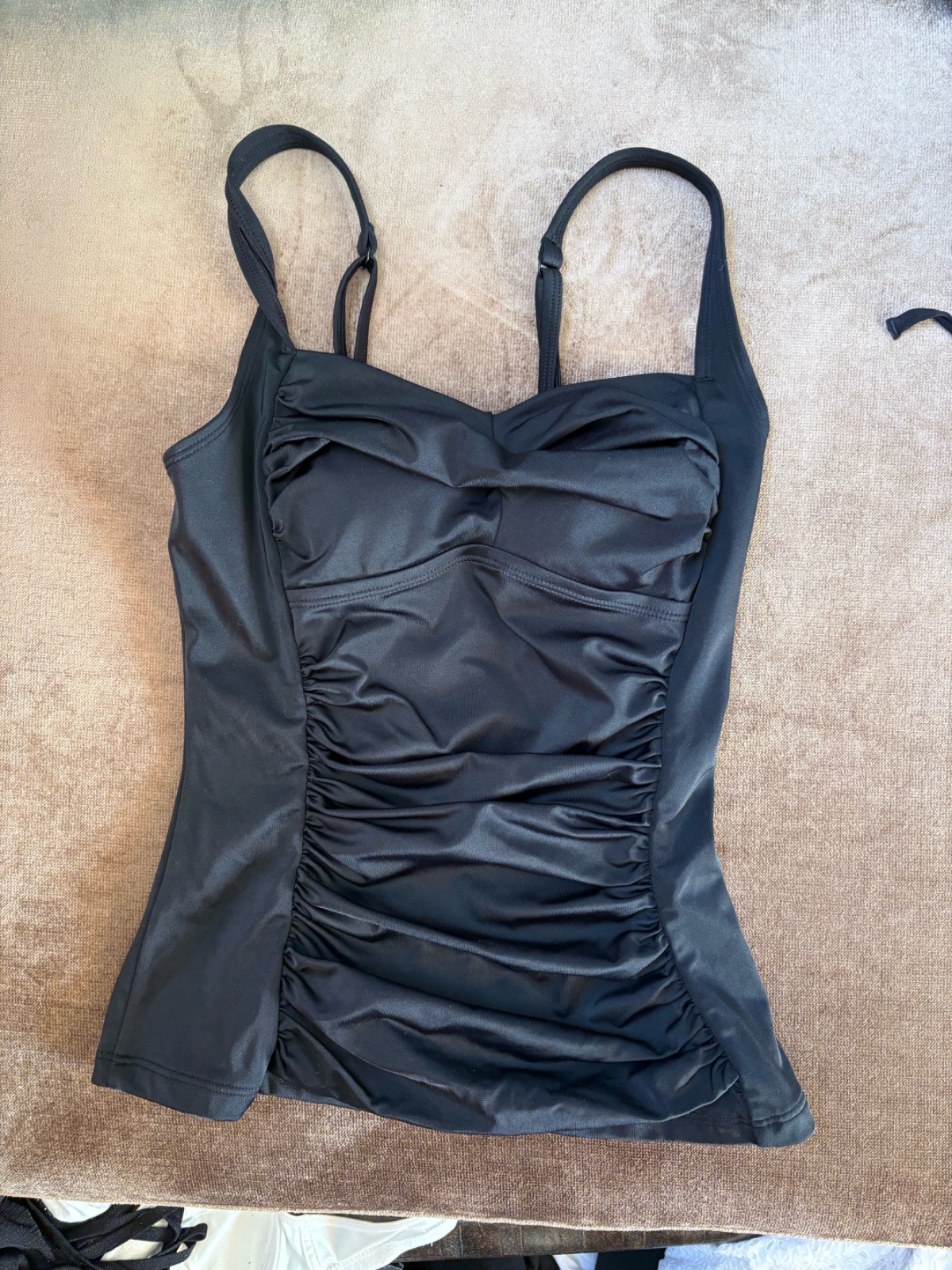 Joli top noir avec de magnifiques détails chics qui lui apportent une touche d’élégance et de raffinement. Une pièce intemporelle, idéale pour un look habillé ou casual chic.
