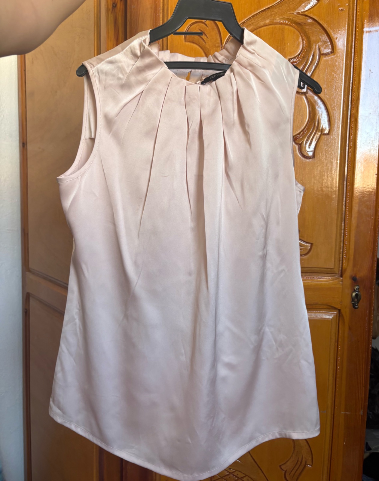 Jolie shirt rose bèbè taille small parfait pour un look busimess attire avec des details feminins 