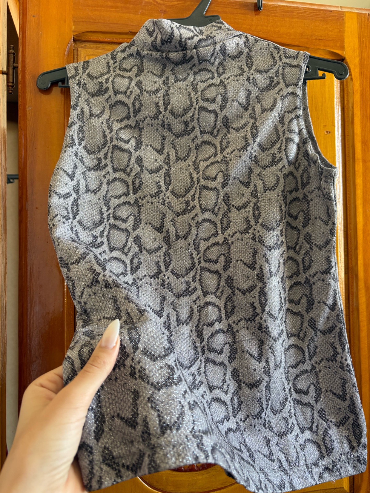Petit foulard polyvalent, parfait à porter en bandana sur la tête, autour du cou, attaché à un sac ou comme accessoire tendance pour un pantalon. Une pièce chic qui apporte une touche d’élégance à toutes vos tenues.
