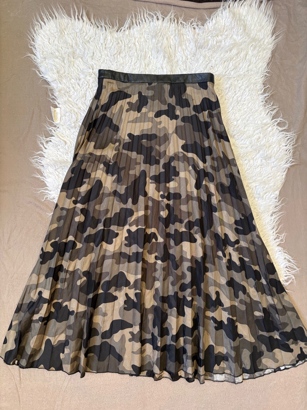 Jolie jupe satinée à imprimé militaire de la marque Stradivarius, taille XS. En Bon  état.
