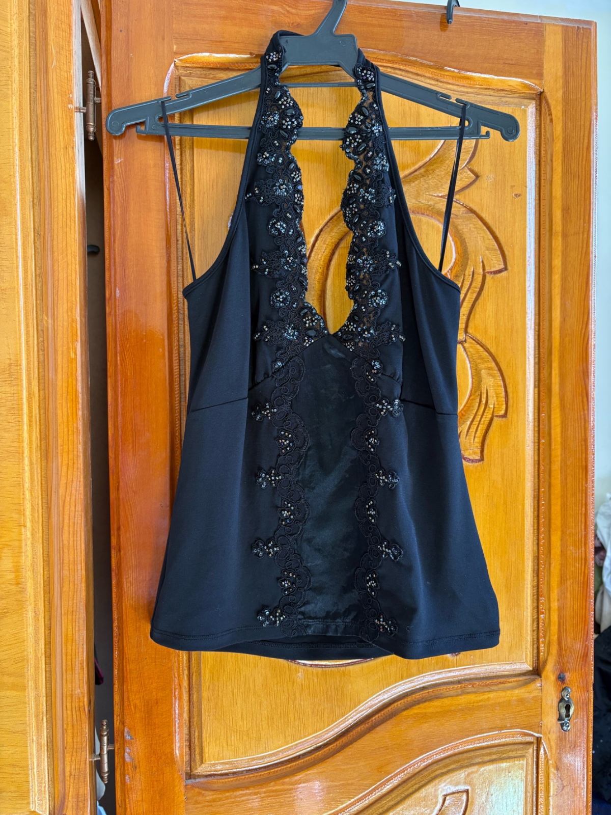 Joli top avec de sublimes détails féminins, comme neuf. Élégant et raffiné, il apporte une touche chic à toutes vos tenues. Facile à porter et à assortir, il est parfait aussi bien pour un look décontracté que plus habillé.