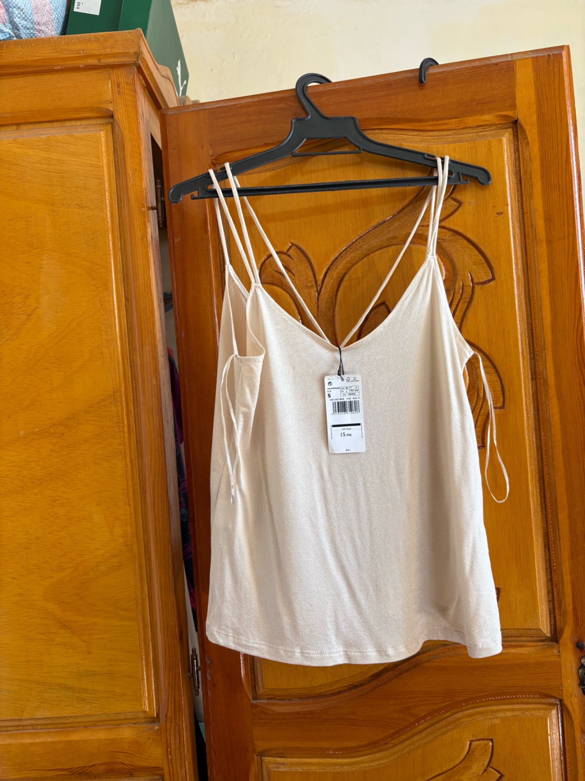 T-shirt doré neuf avec étiquette. Jamais porté. En excellent état, idéal pour un look chic et tendance. 