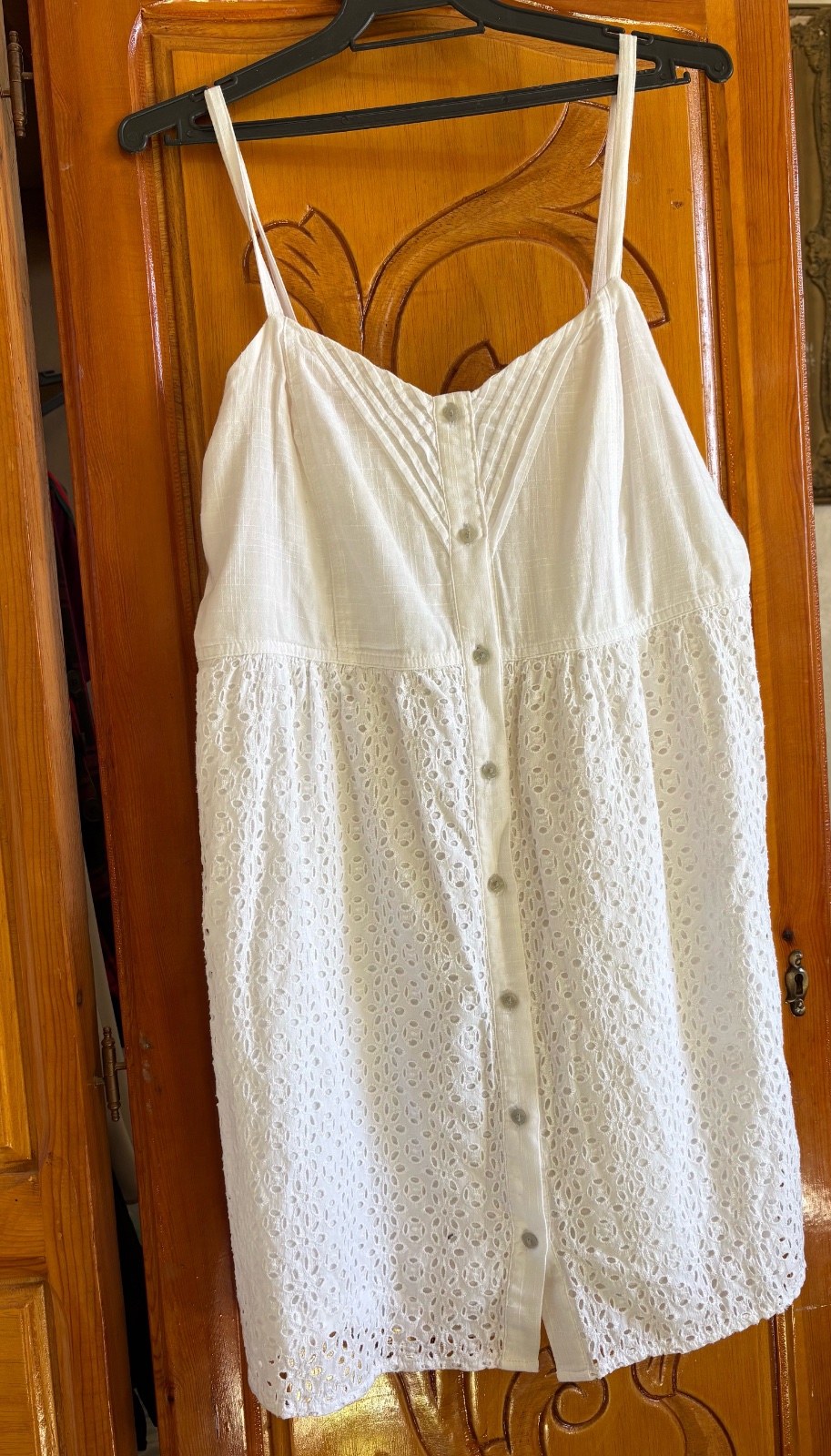 Robe blanche avec doublure, comme neuve. Très peu portée, en excellent état. Élégante et confortable, parfaite pour toutes les occasions.