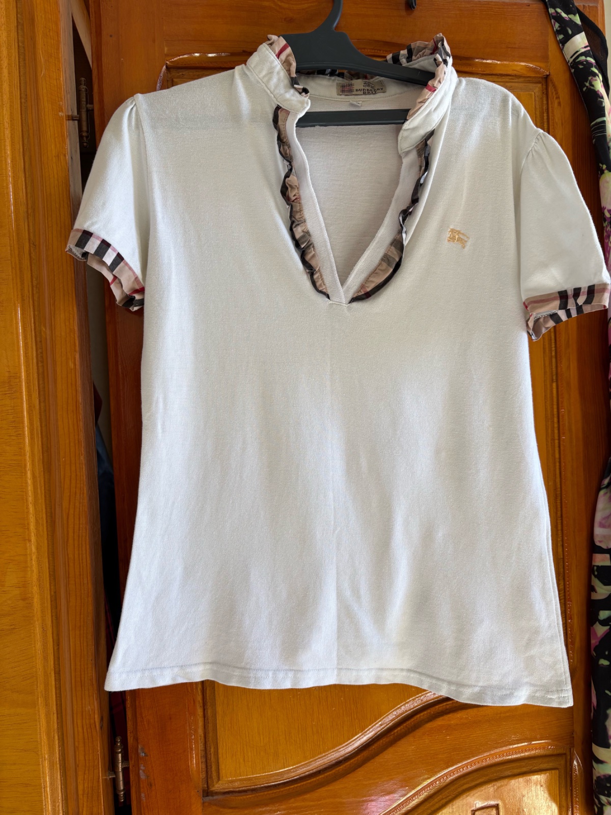 ✨ T-shirt blanc inspiré du style Burberry, en très bon état. Agrémenté de jolis détails qui lui apportent une touche chic et tendance. Confortable, facile à assortir et parfait pour un look casual élégant au quotidien.