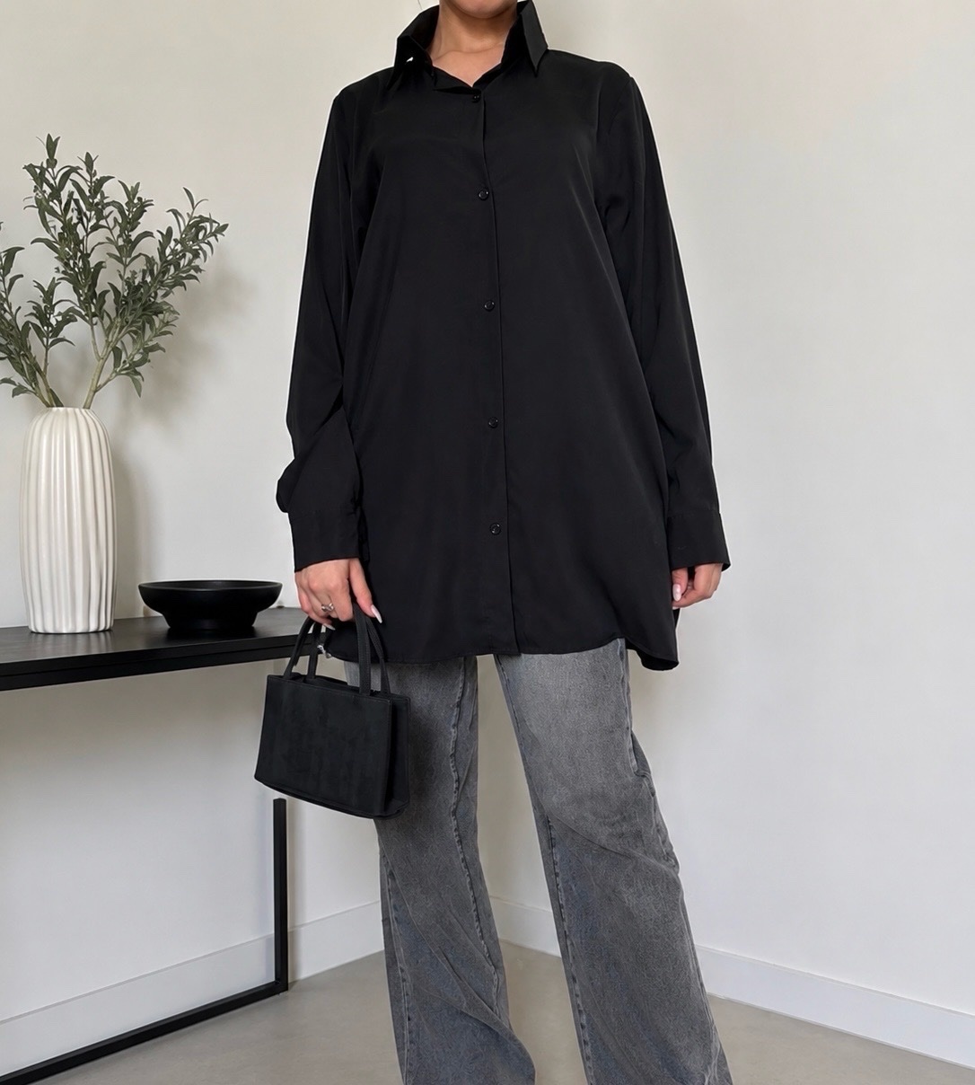 Élégante chemise Zara en tissu satiné noir, taille 44, en excellent état, comme neuve.