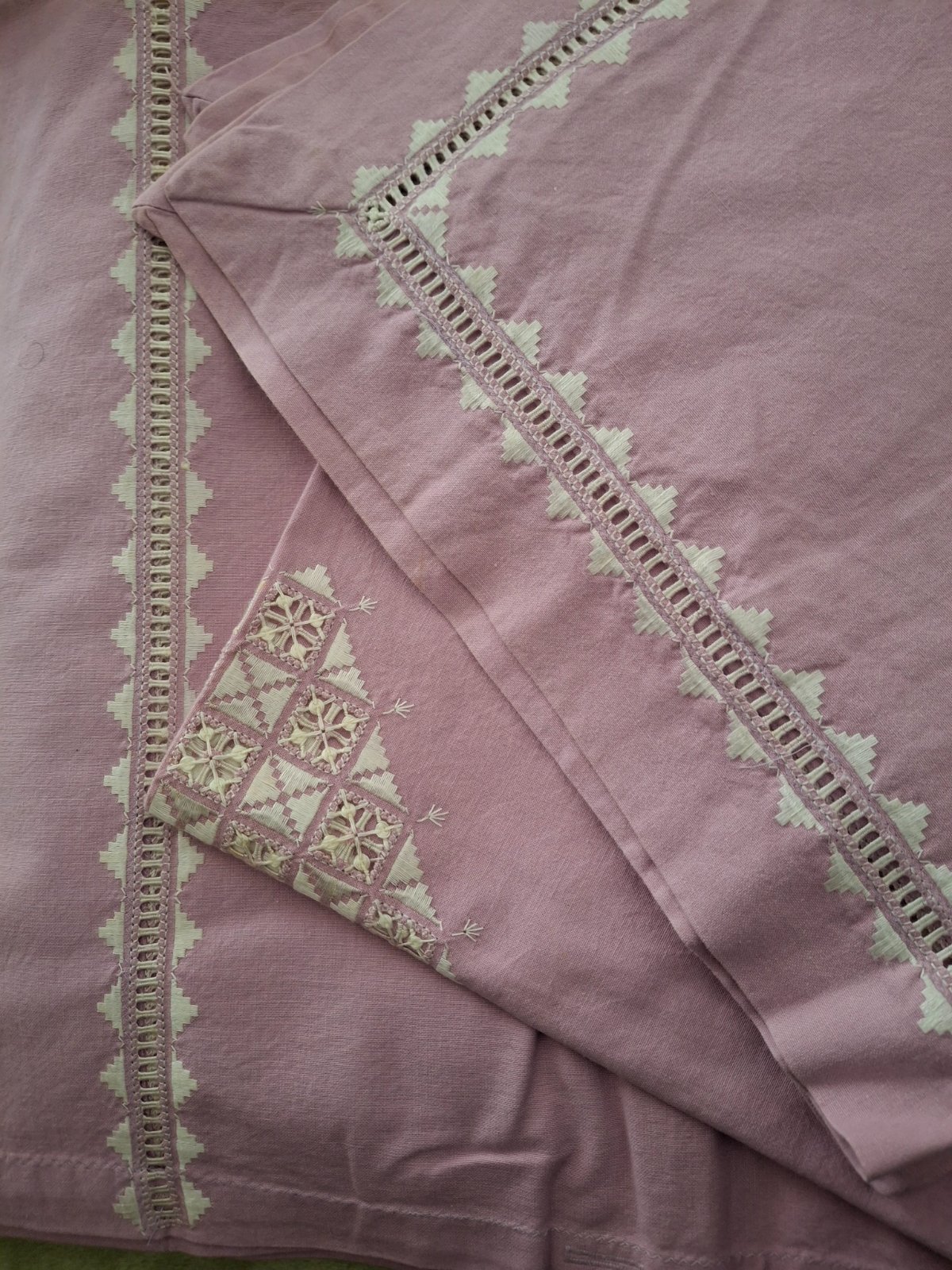 Drap et 2 oreillers 2 places . Broderie rass jbel. Demi 9amraya 
