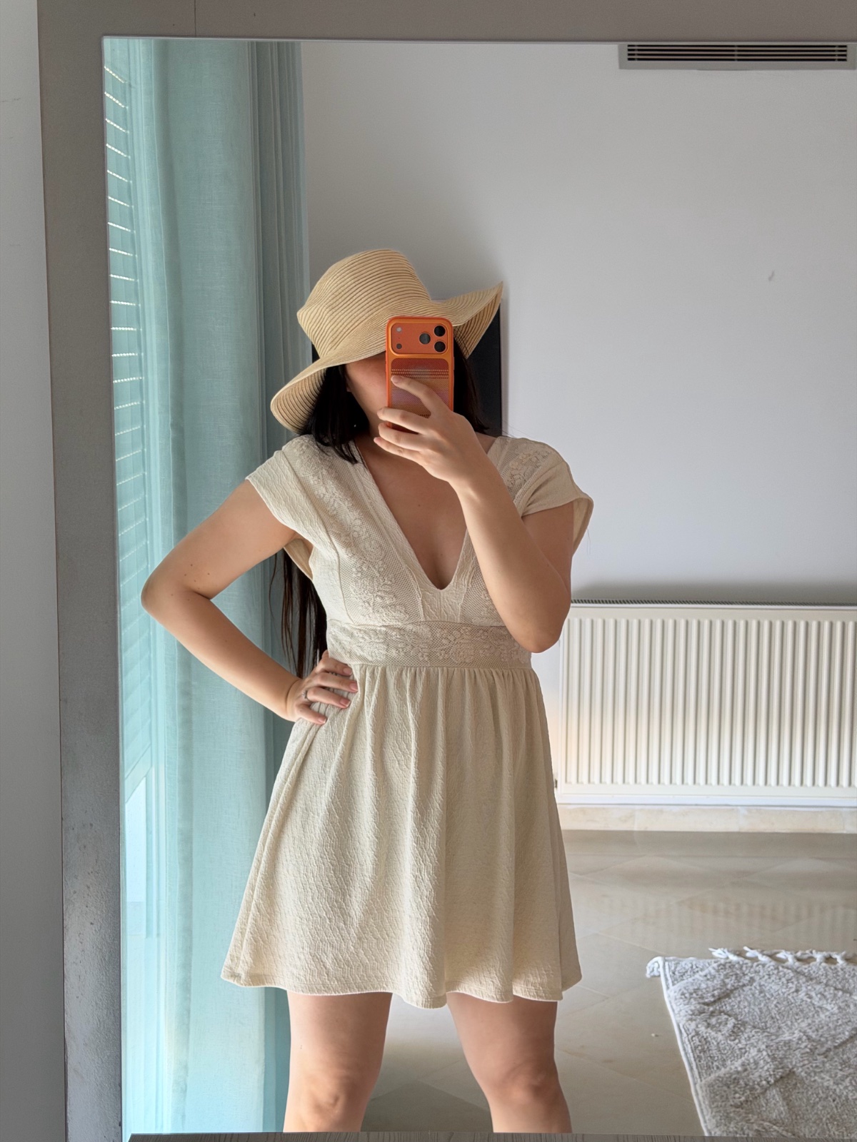 Petite robe beige de la marque zara