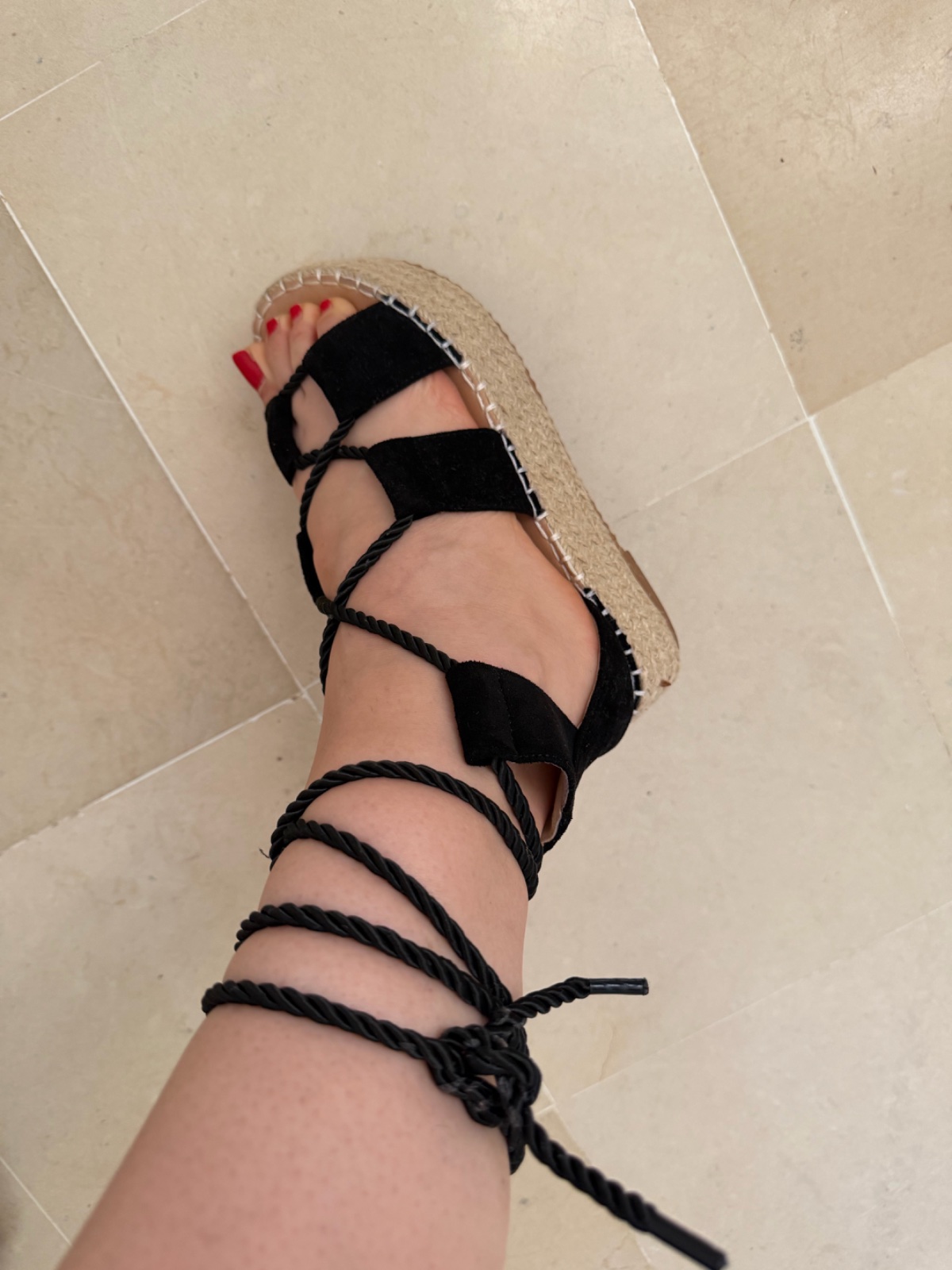 Des sandales noires 