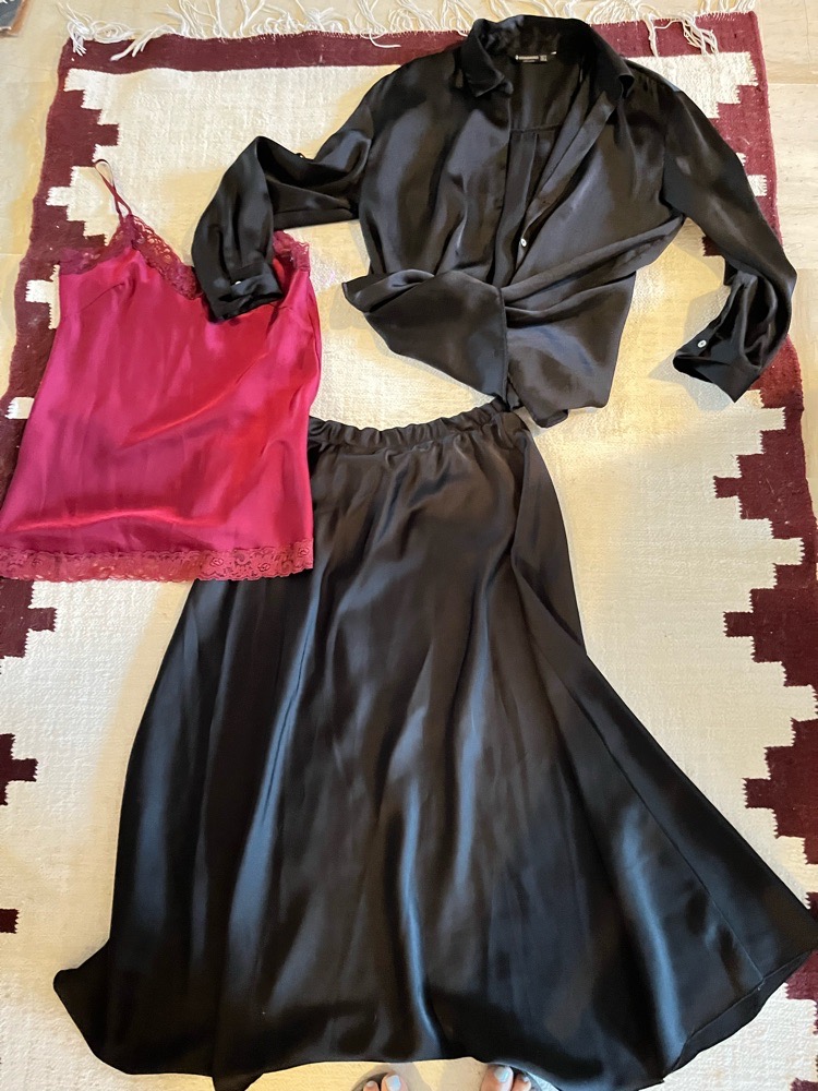 Lot jupe satin avec haut satin avec dentelle et chemise satin