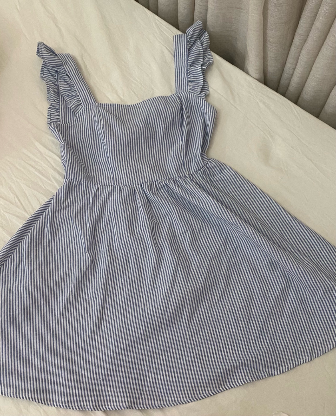 Une robe courte d'été à rayures bleues et blanches jamais portée