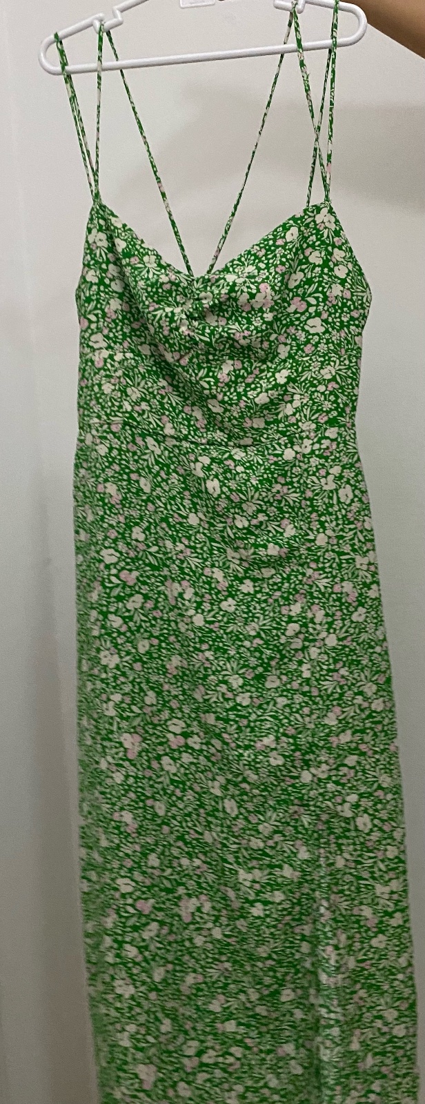 Robe d'été fleurie Zara convient parfaitement pour une taille M ou L grâce à son dos élastique smocké jamais portée et en parfait état  avec une fente sur le côté pour une touche de féminité