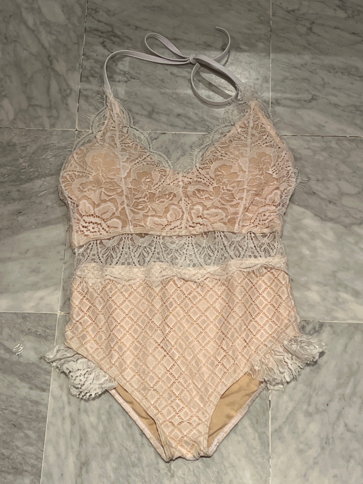 Tres joli maillot tendance - taille M - avec dentelles 