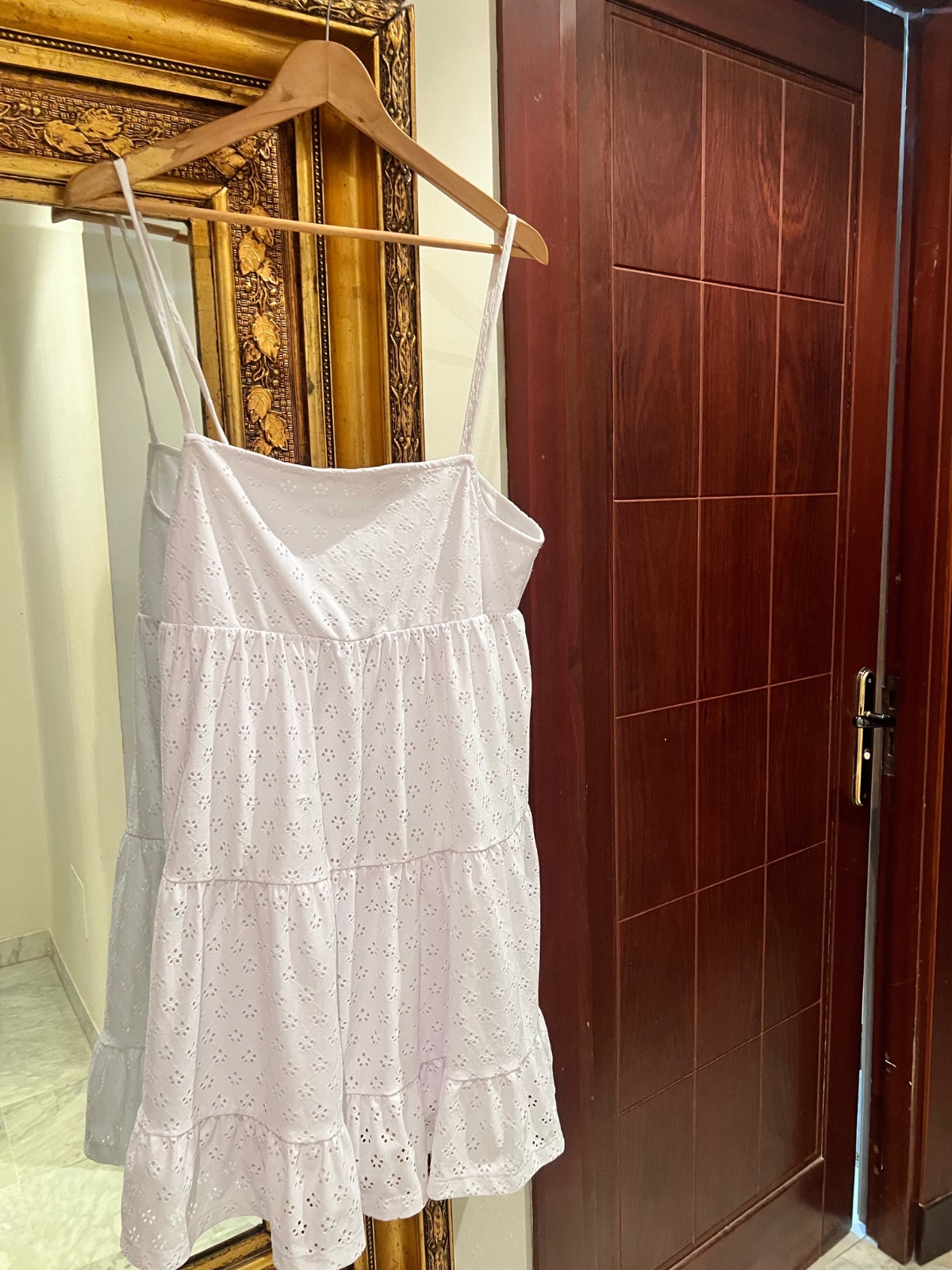 Robe Taille L / XL blanche avec broderie 