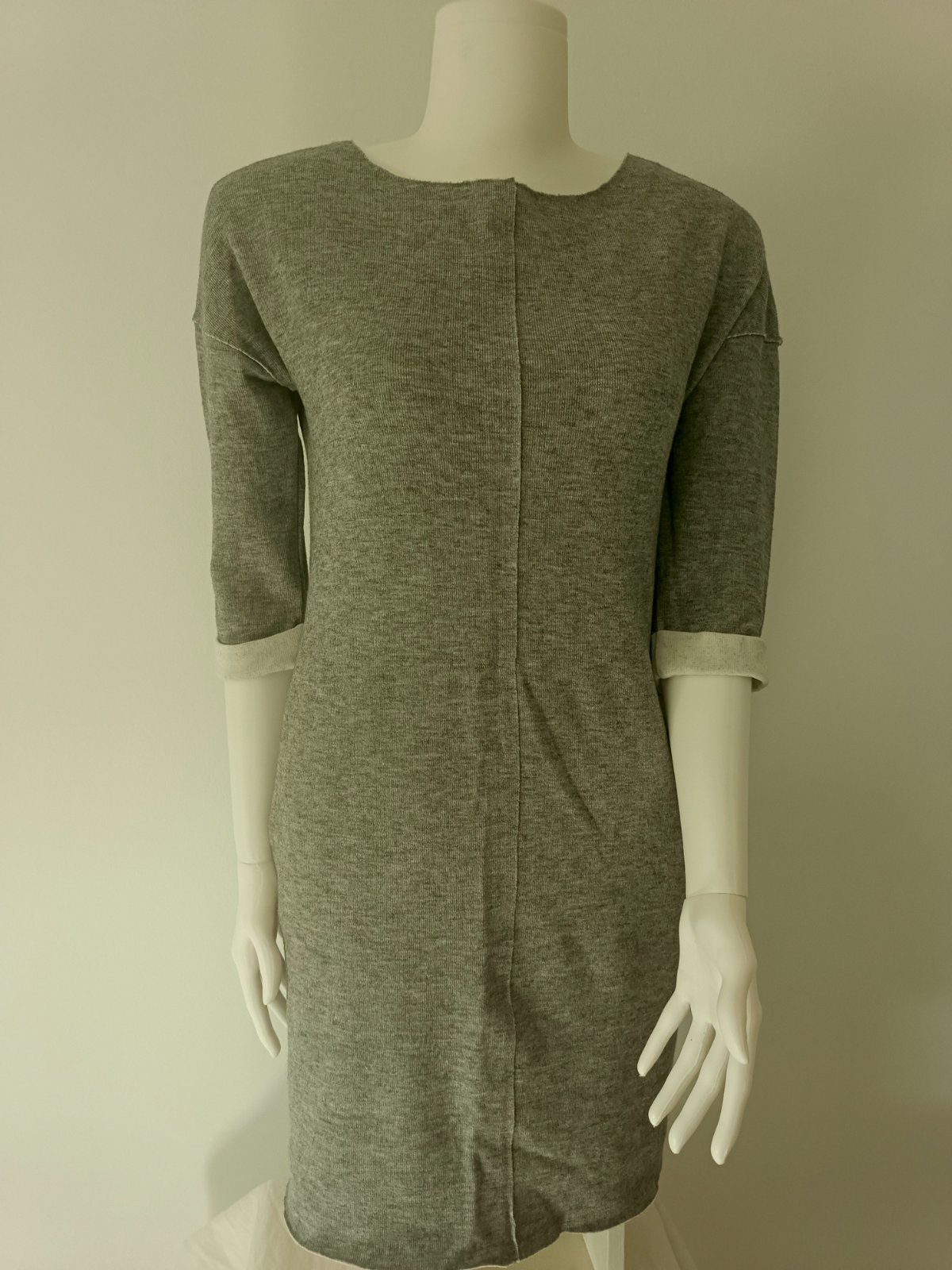 Une robe pull gris mi-longue. S/M
