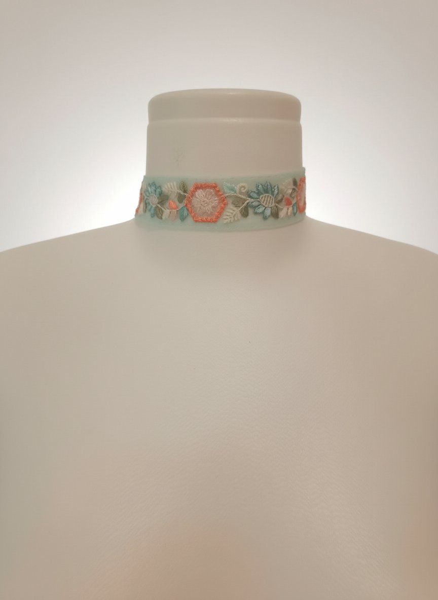  un collier ras-de-cou broderie florale