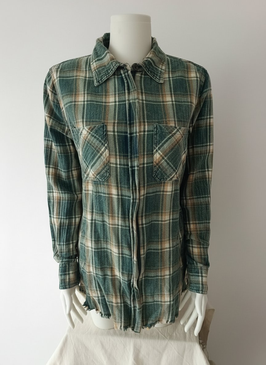 Une chemise à carreaux de style flanelle avec des détails effilochés en bas