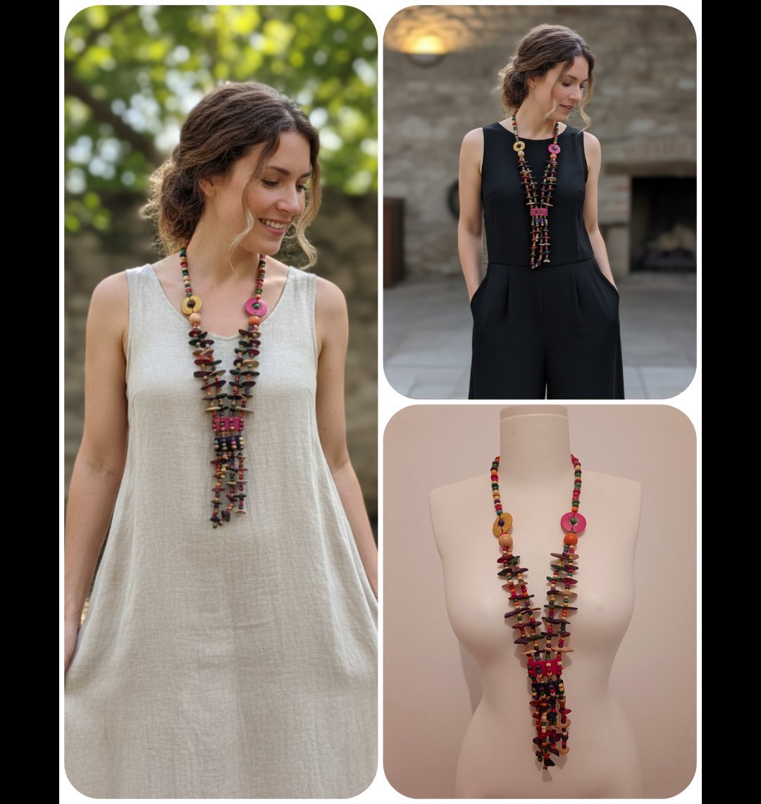 Un collier à perles de bois multicolores
