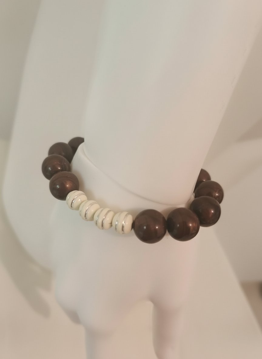 Bracelet en perles marron foncé et blanches