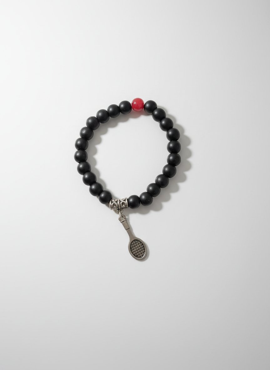 Bracelet en perles noir avec un pendentif en forme de raquette de tennis