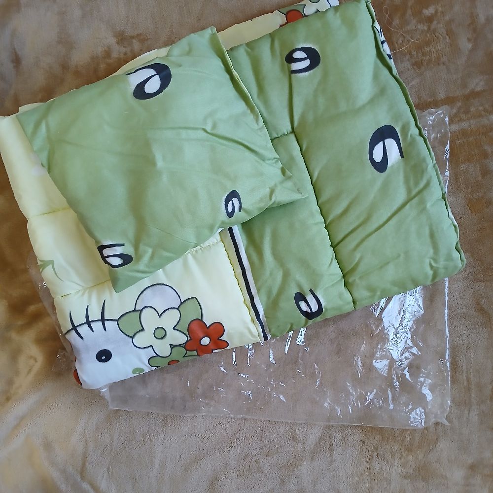 Couette + coussin bébé jamais utilisé 