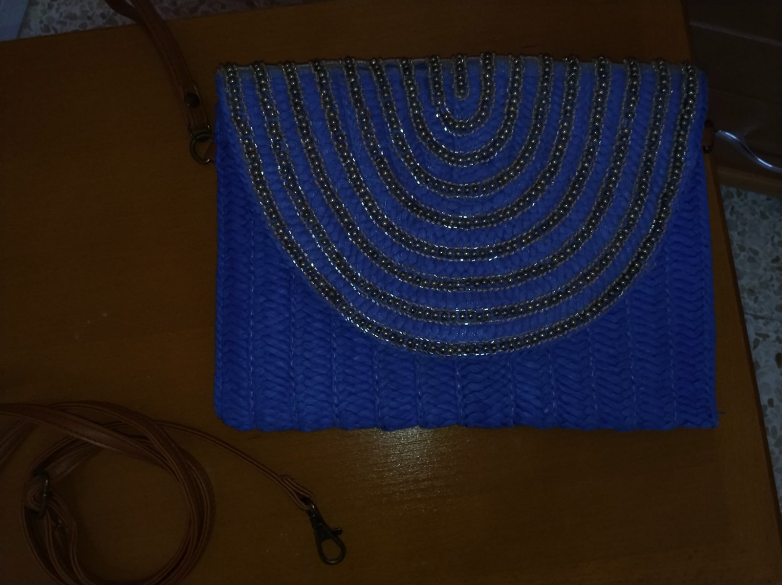 Pochette à main avec bandoulière 