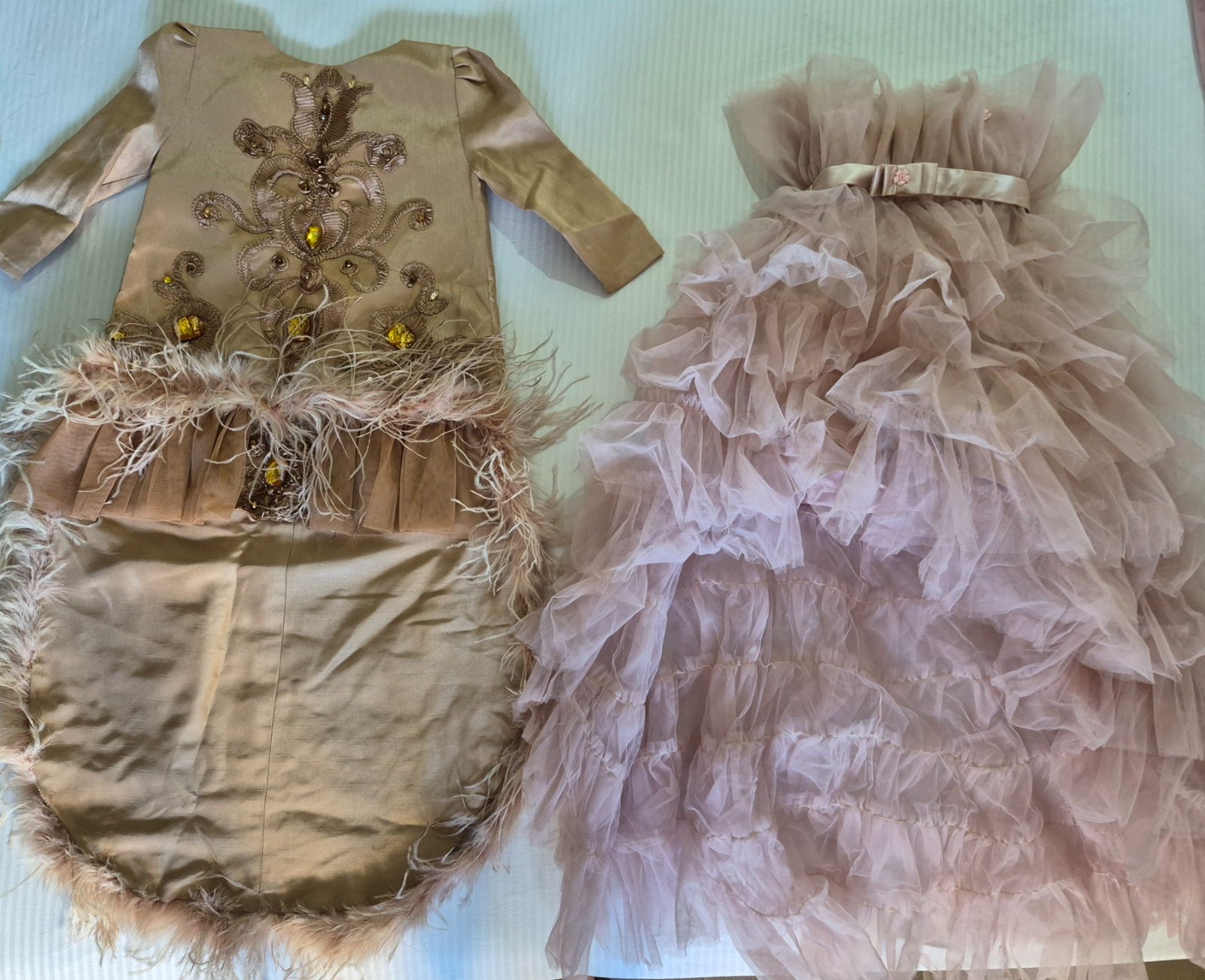 Deux robes courtes avec traine pour fillette 
