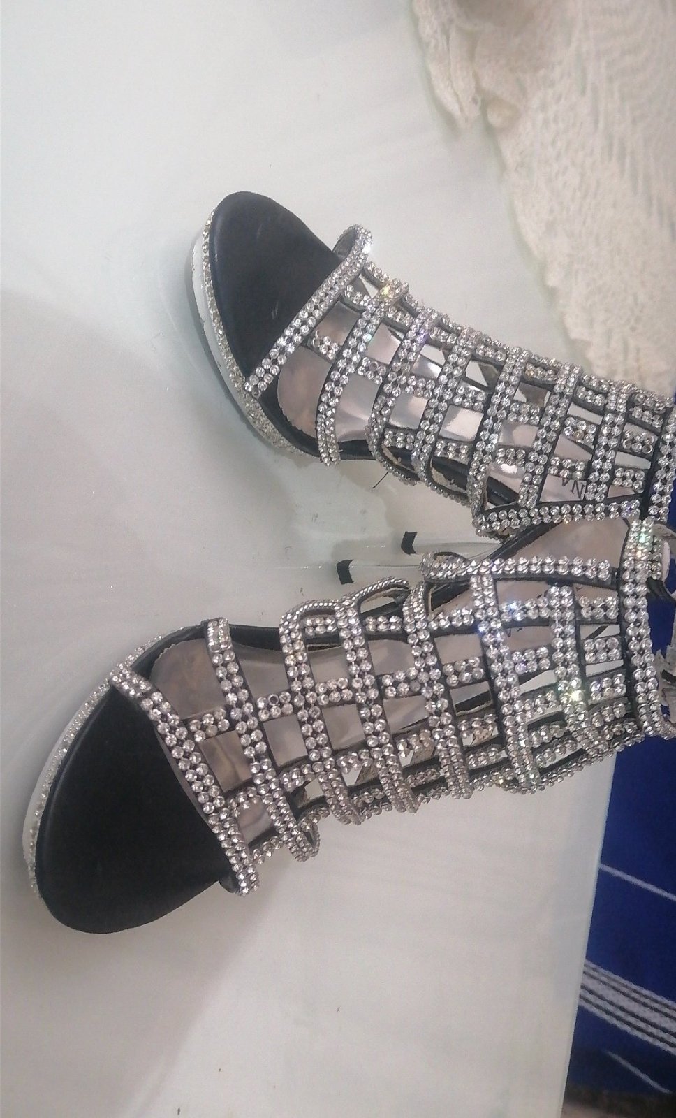 Sandales de soirée ornées de strass – Élégance et glamour