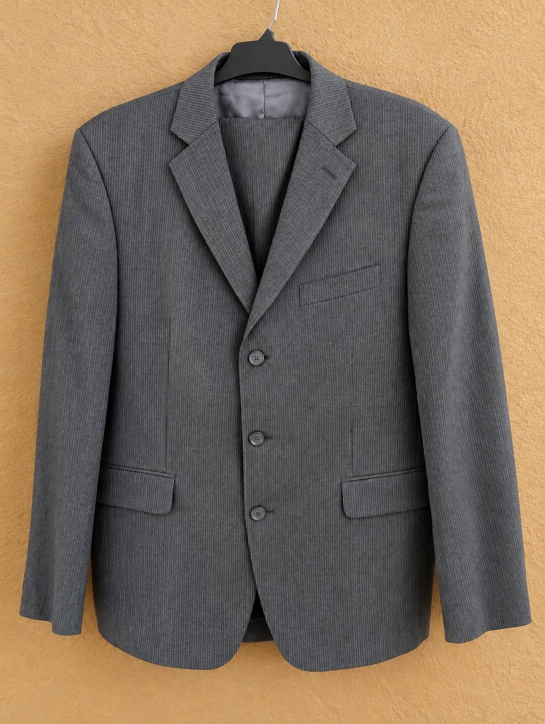 Costume noir rayé 