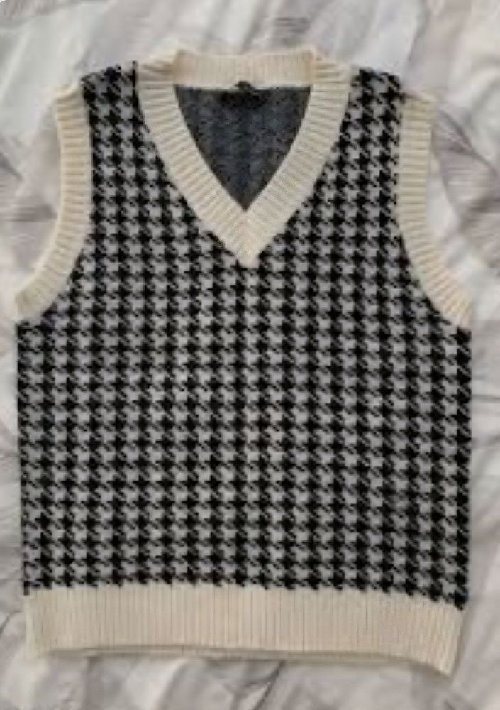 ✨️Un pull sans manches à motif pied-de-poule. 
