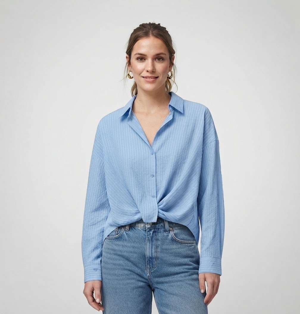 ✨️Nouvelle collection ✨️ chemise rayée bleu clair et blanc est une pièce décontractée de la marque C&A, se distinguant par son détail noué sur le devant.taille 42/44