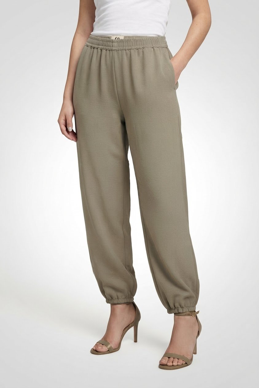 💫Nouvelle Collection 💫 ​Pantalon C&A  en vert kaki, taenille 42 disponible ! Coupe fluide, ultra-confortable avec taille et chevilles élastiques. ​🛍️