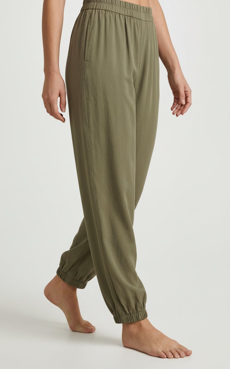 ✨️ Nouvelle Collection ✨ ​Pantalon C&A en vert kaki, taille 36  ! Coupe fluide, ultra-confortable avec taille et chevilles élastiques