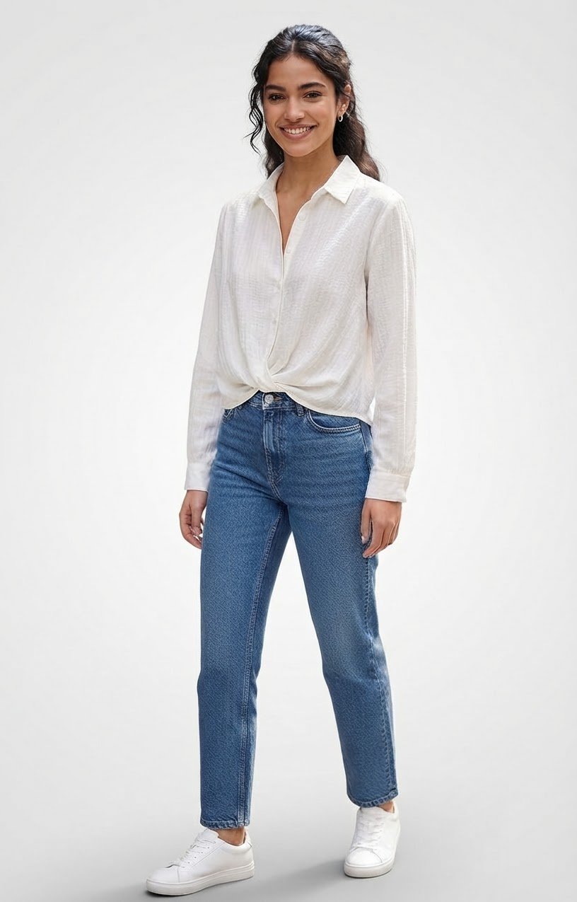 ✨️Nouvelle Collection ✨ Chemise blanche fluide et ultra-élégante 🤍 Tissu léger, frais et idéal pour les beaux jours ☀️  Détail torsadé et noué à l'avant pour un look moderne et chic au quotidien. ✔️ taille : 44/46✔️ 