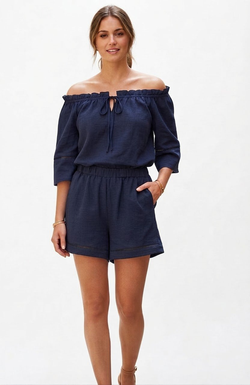 💫Magnifique ensemble  ✨️(chemisier + short) de la marque George taille 40 . Un design qui allie élégance et confort, parfait pour vos journées ensoleillées. ☀️ ​📍