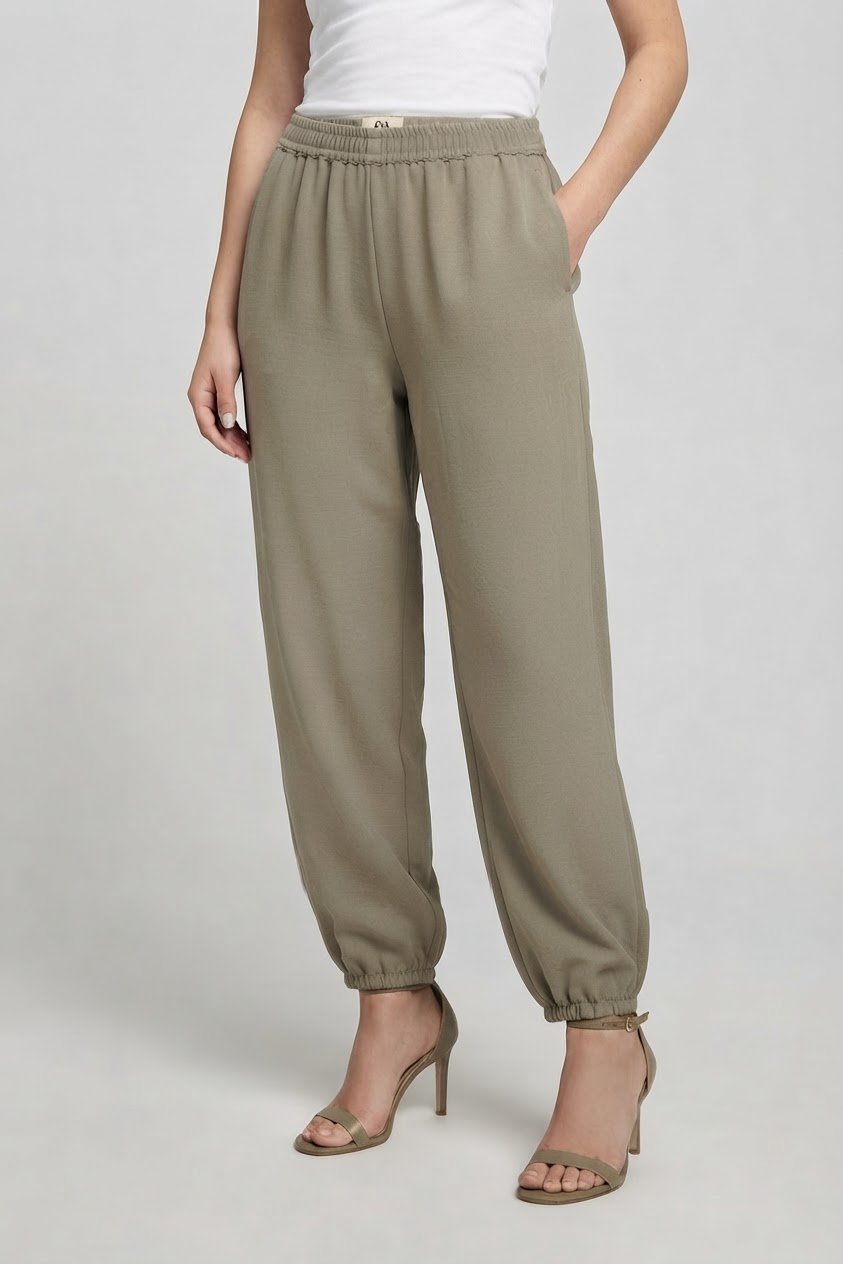 ✨️Nouvelle Collection ✨ ​Pantalon C&A en vert kaki, taille_ 38 Coupe fluide, ultra-confortable avec taille et chevilles élastiques