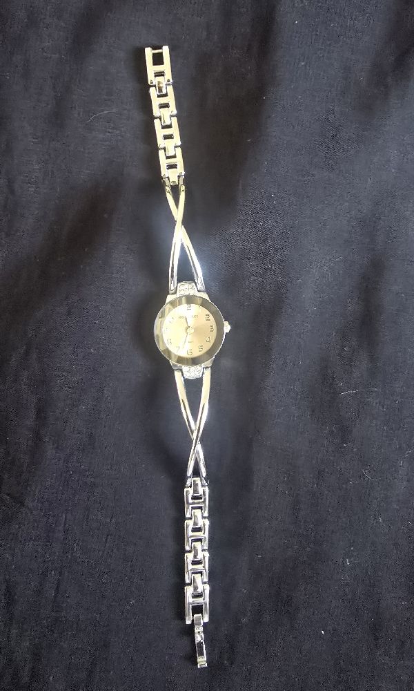 ✨️Une montre-bracelet  pour femme de la marque Hongrui.