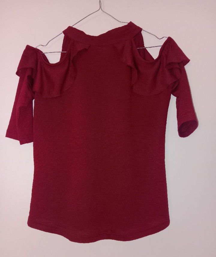 Chemise rouge bordeaux, épaules dénudées 