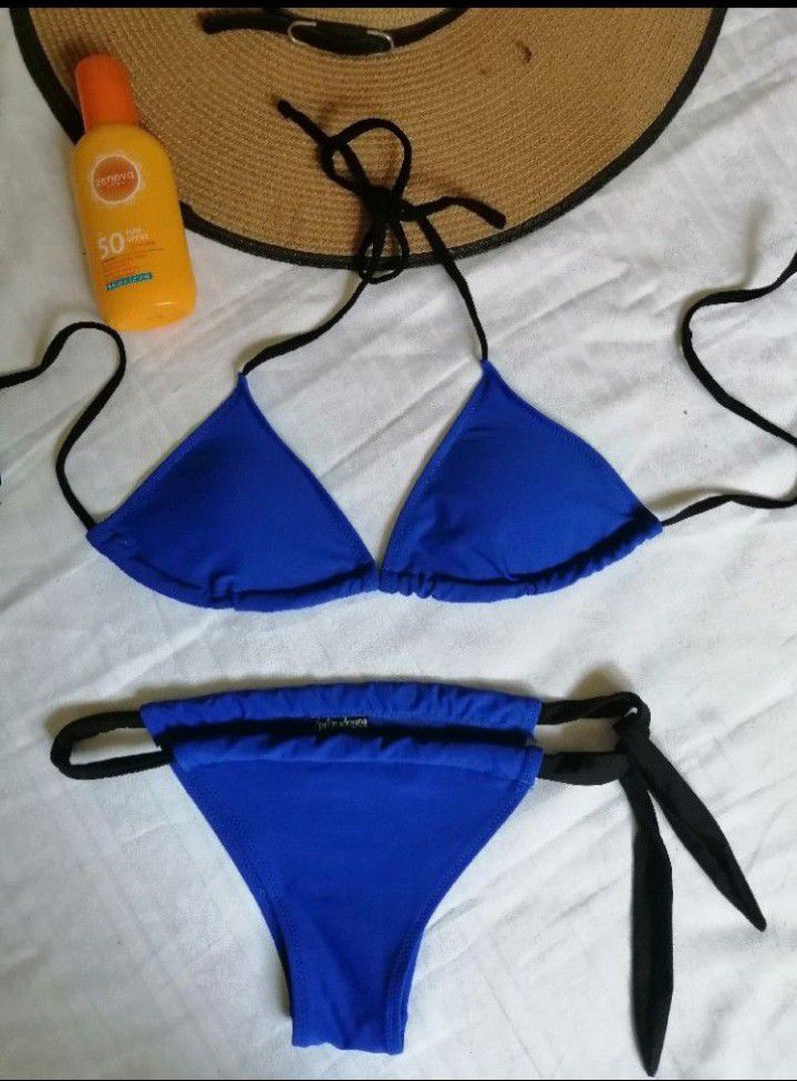 Bikini bleu, bretelles noires, PrimaDonna