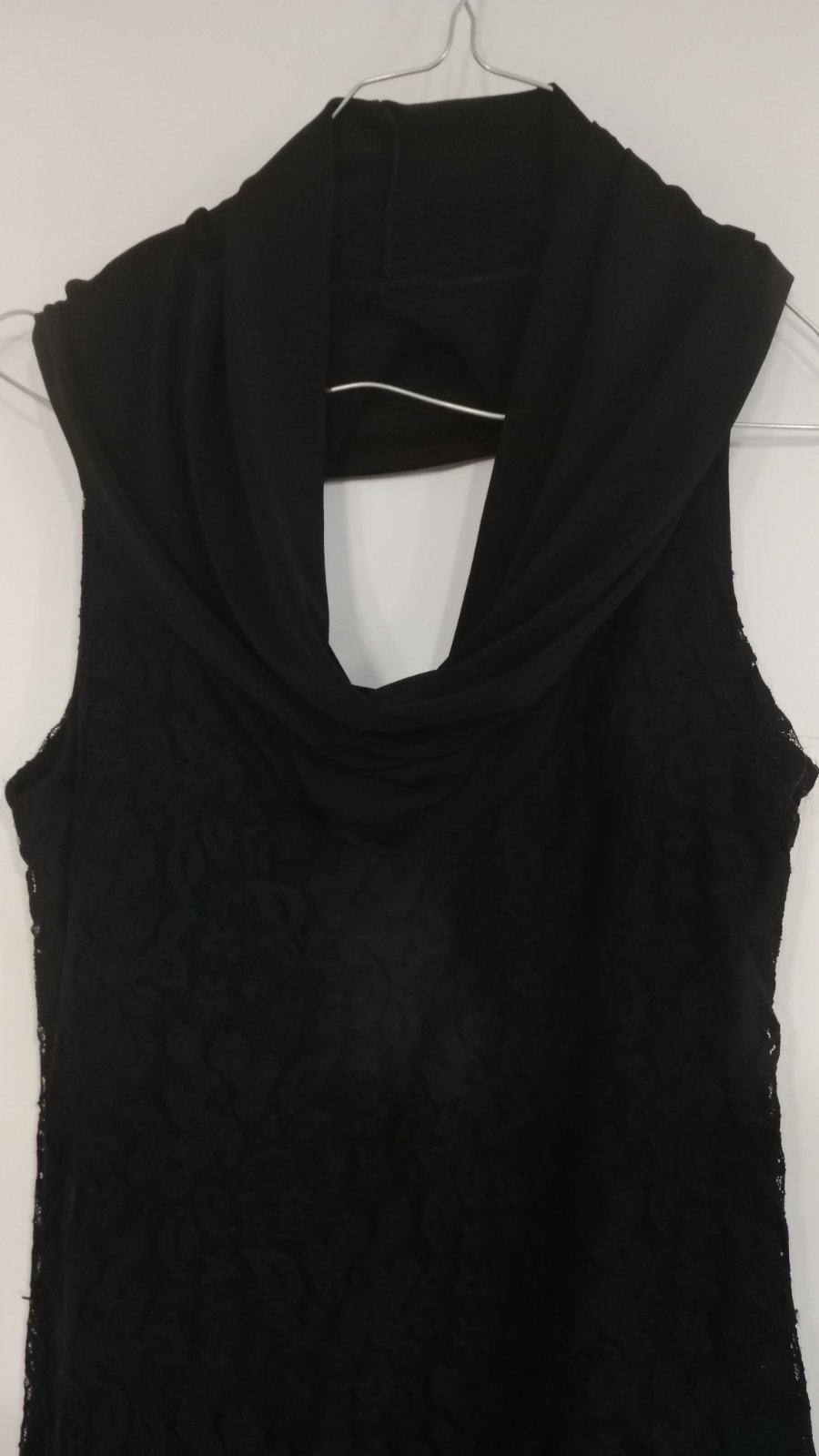 Robe noire, dos nu plongeant 