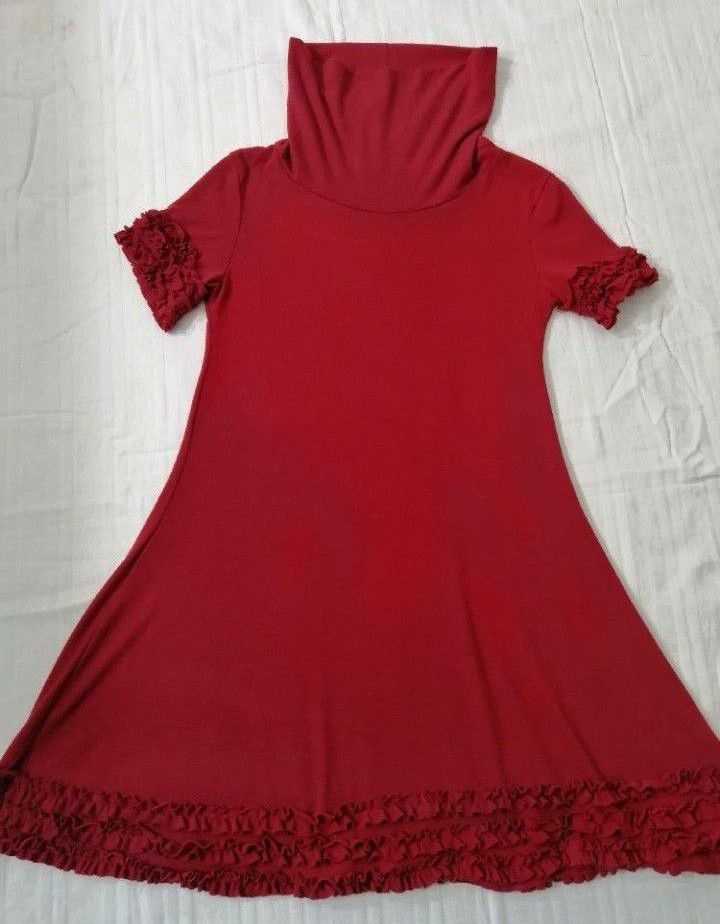 Robe rouge, col roulé 