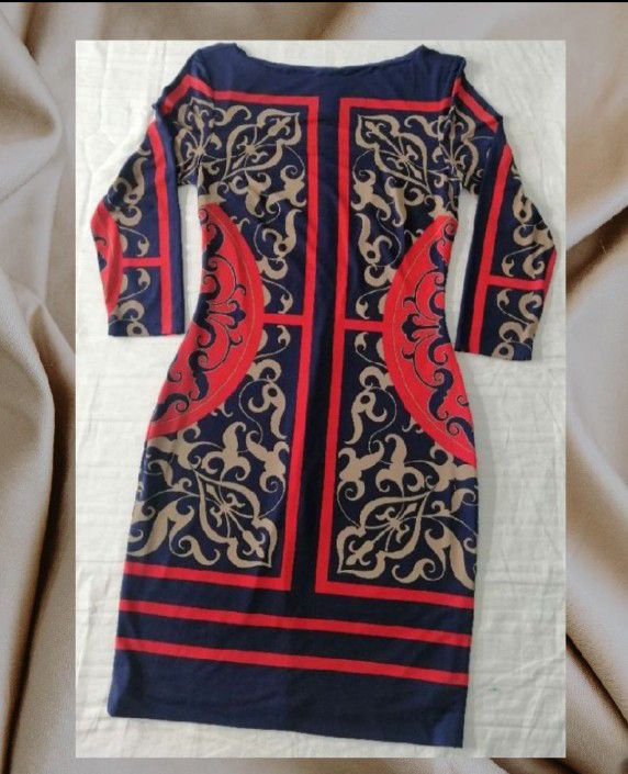 Superbe robe moulante, à motifs géométriques, jamais portée 