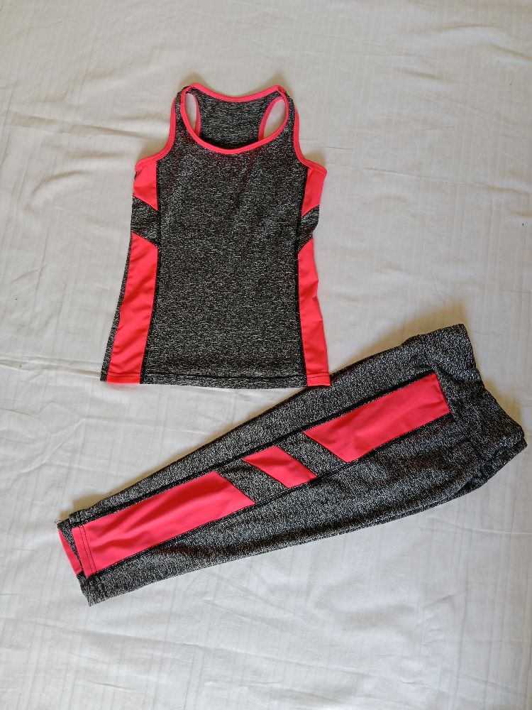 tenue de sport, gris et rose fluo