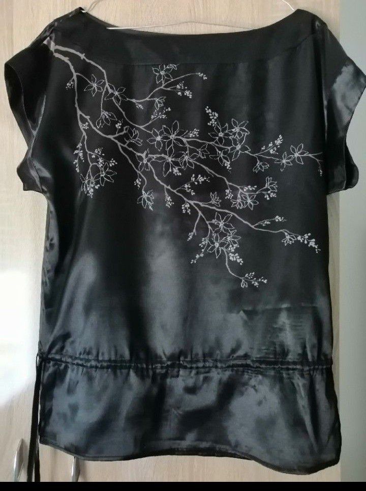 ❤️chemise satinée noire ❤️à motif floral, jamais portée 