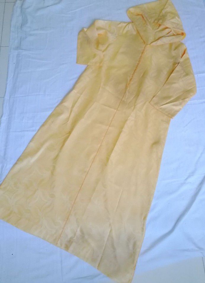 caftan marocain jaune ocre, style jellaba avec capuche 