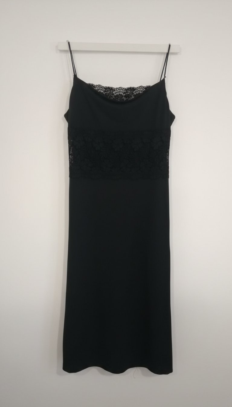 Robe noire à bretelles