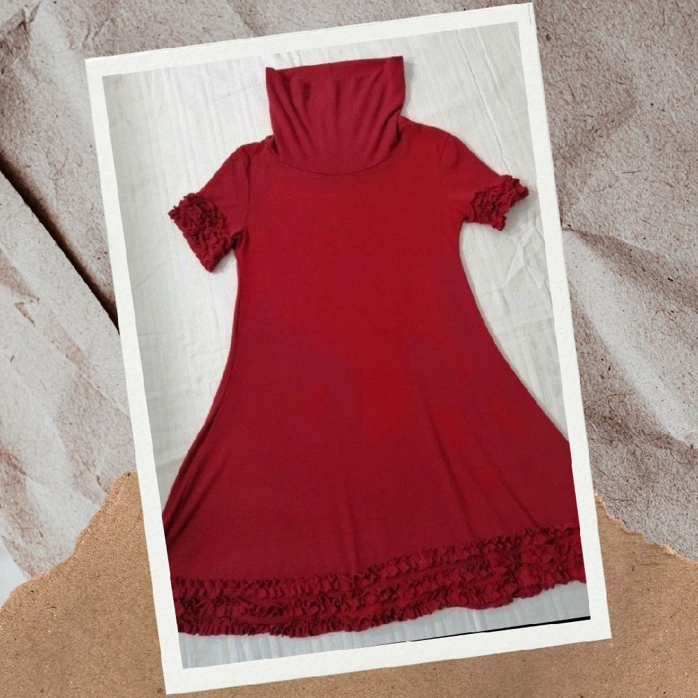 Robe rouge, col roulé 