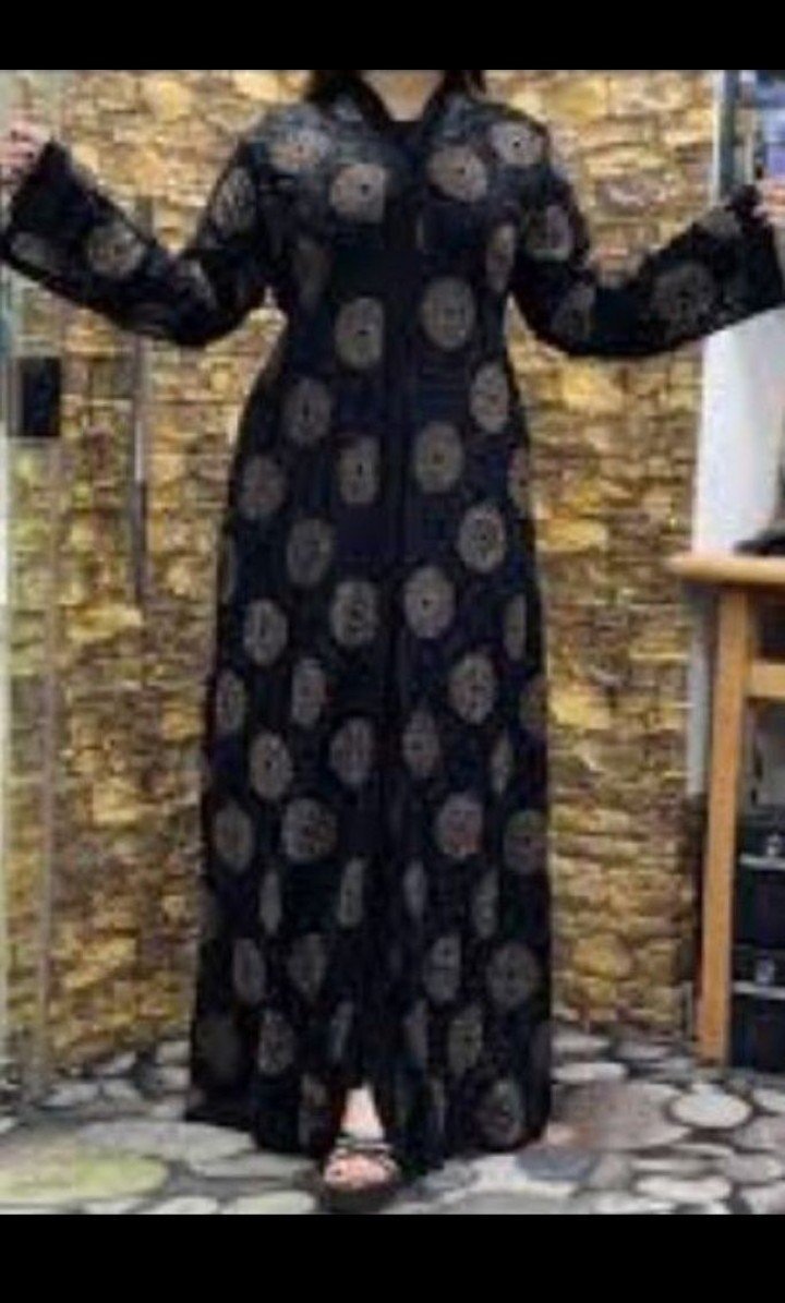 Caftan marocain noir, style djellaba avec capuche