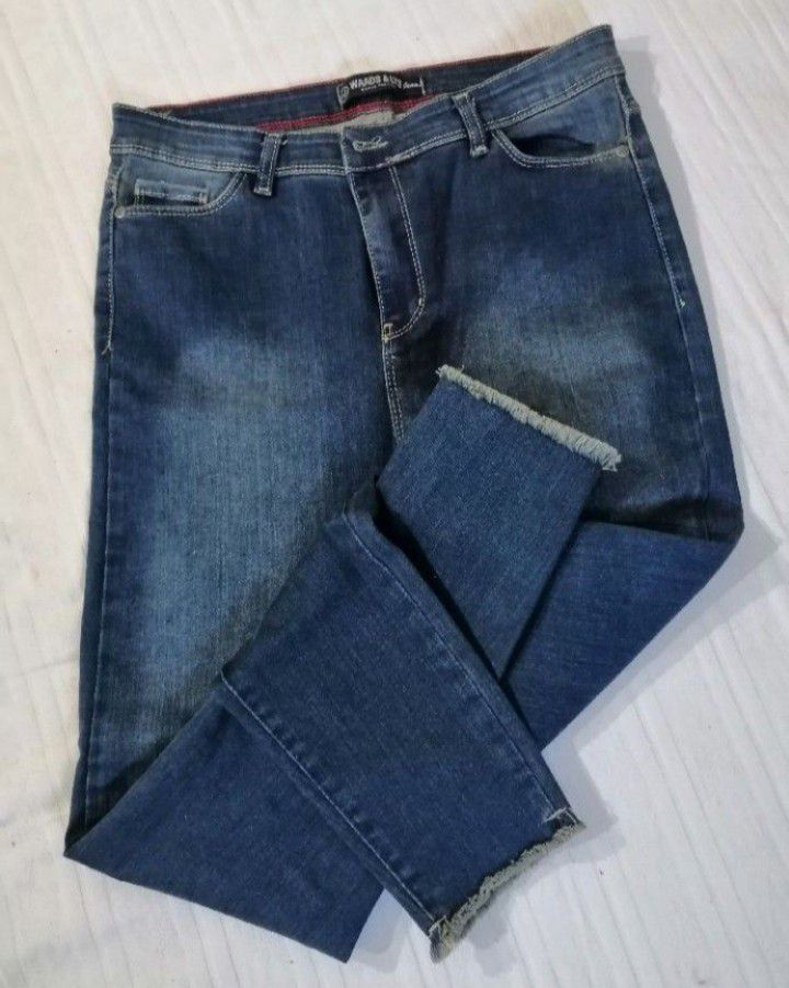 jean taille haute, tres peu porté 