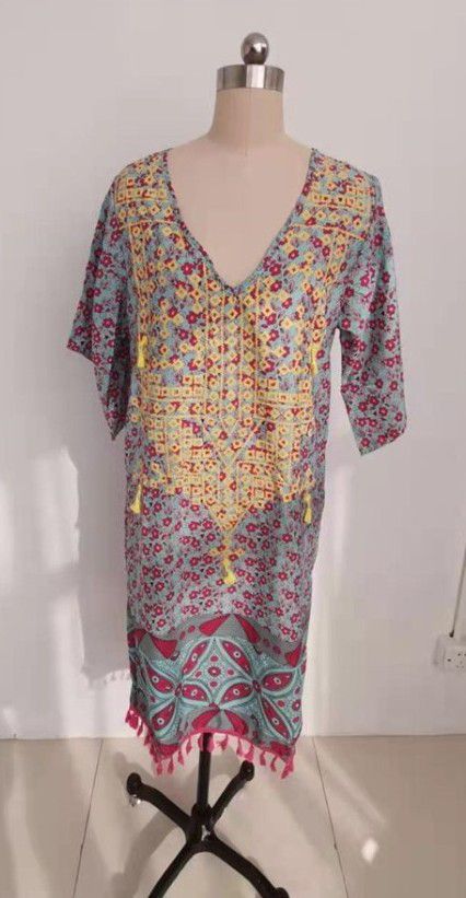 Robe satinée à franges, de ville ou de plage, neuve